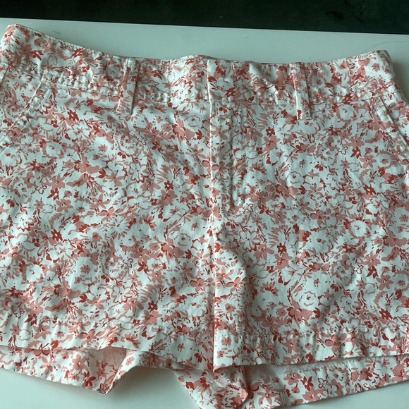 GAP CITY SHORTS Women’s Sz 4 Mid Rise Stretch 3” Inseam Floral Casual Preppy - Picture 1 of 8